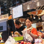 la-economia-de-china,-a-dos-velocidades:-se-acelero-el-crecimiento-de-la-industria,-pero-aflojo-el-consumo