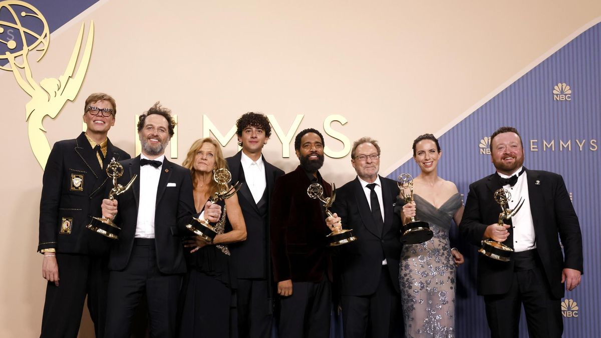 premios-emmy:-la-serie-widow’s-bay-fue-la-gran-ganadora-de-una-noche-con-varios-records-historicos