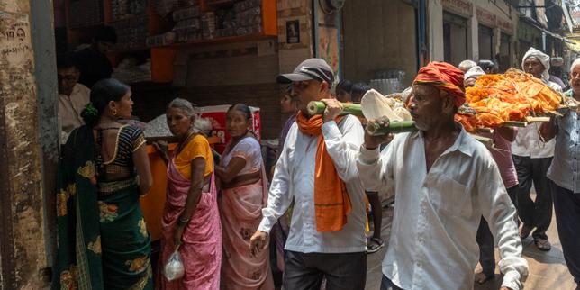 les-doms-de-benares,-impurs-gardiens-des-buchers-mortuaires-indiens