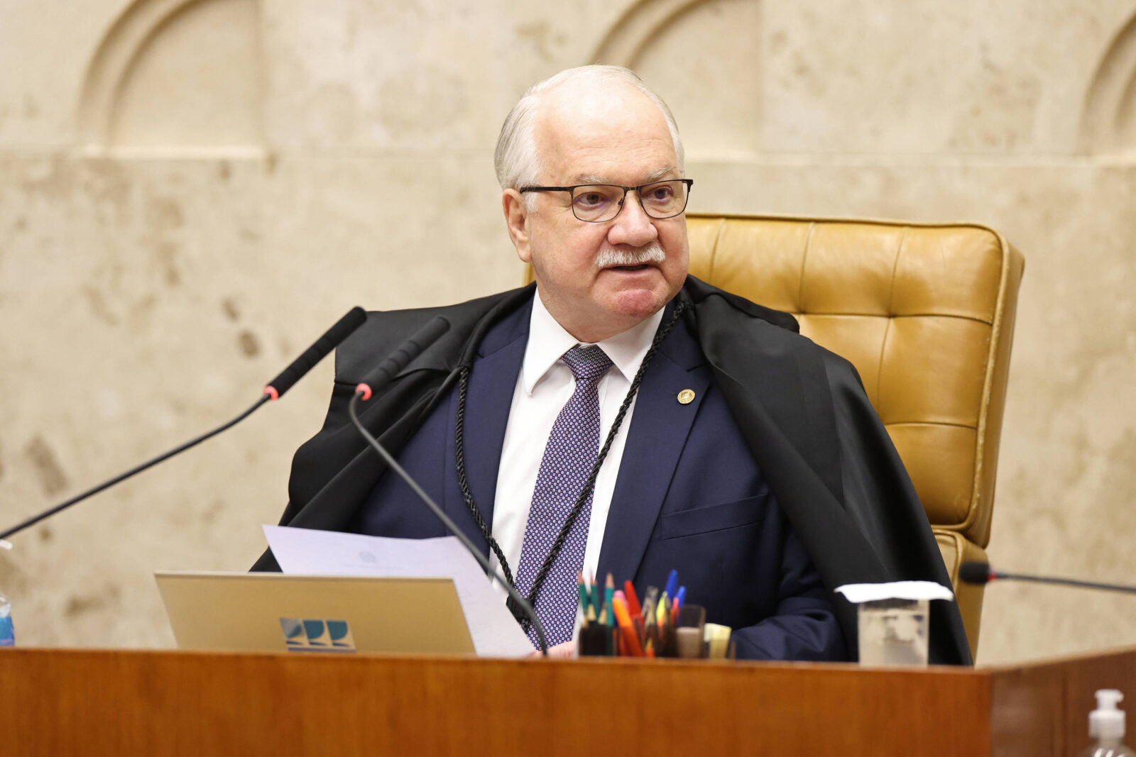 fachin-abre-sessao,-fala-em-periodo-dificil-e-diz-que-stf-deve-julgar-fatos,-nao-pessoas