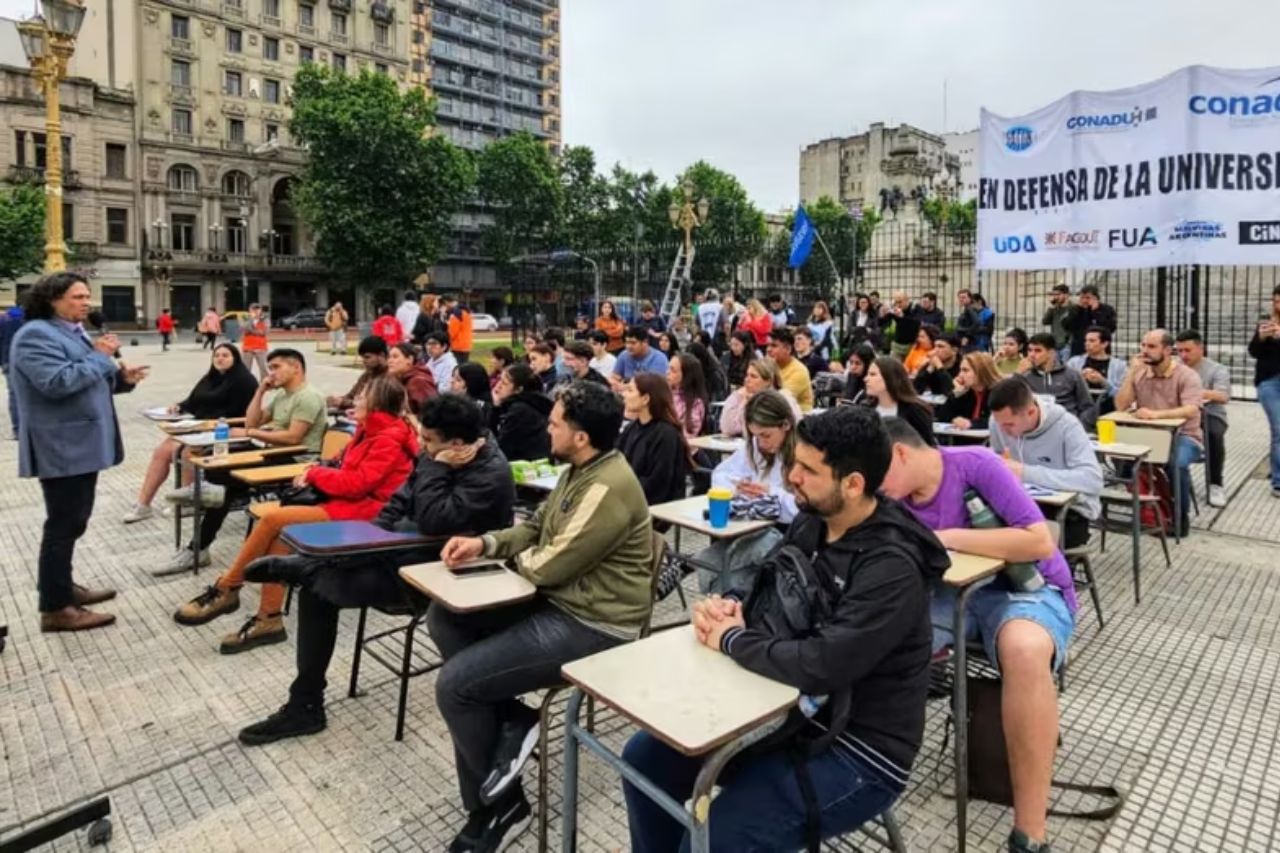 uba-takes-classes-to-plaza-de-mayo-to-demand-milei-comply-with-funding-law