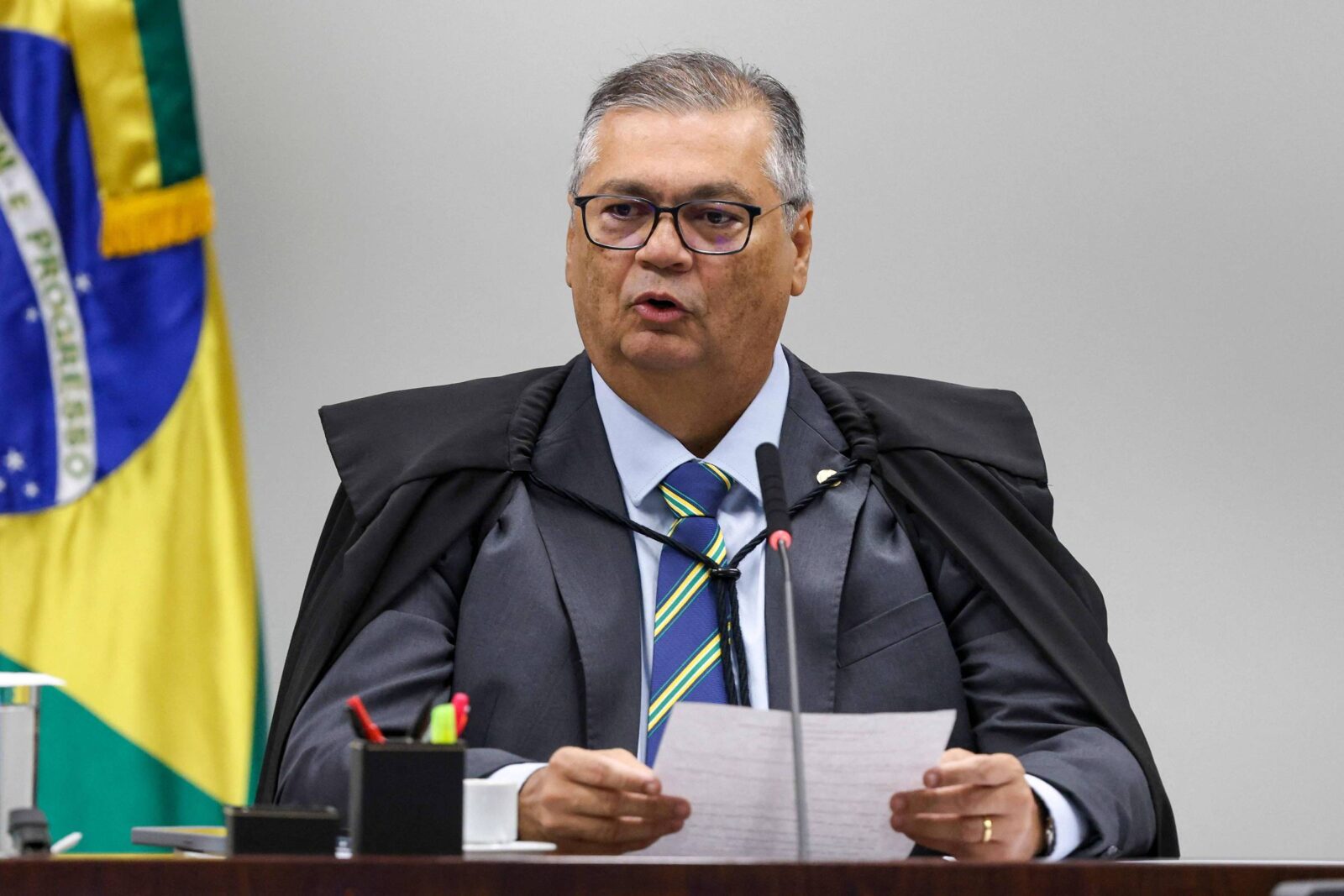 dino-usa-livro-com-regimento-do-stf-para-reforcar-argumentos-em-sessao