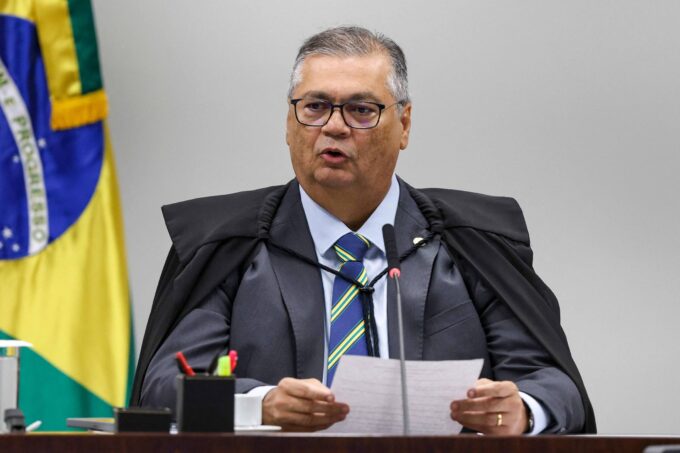 dino-usa-livro-com-regimento-do-stf-para-reforcar-argumentos-em-sessao
