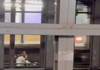 jovens-morrem-atropelados-apos-se-sentarem-nos-trilhos-do-metro-em-ny
