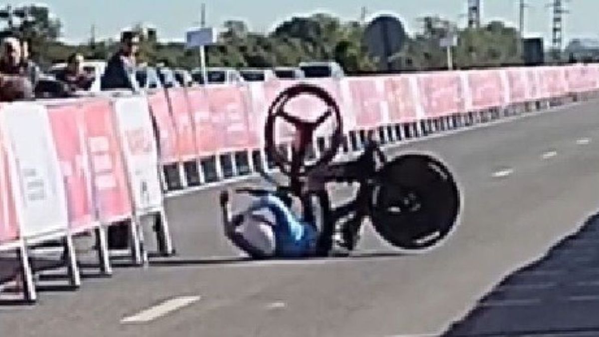 el-fuerte-accidente-de-la-ciclista-uruguaya-mariana-garcia-britos-que-no-le-permitio-terminar-la-contrarreloj-en-ciclismo-de-los-juegos-odesur:-mira-el-video