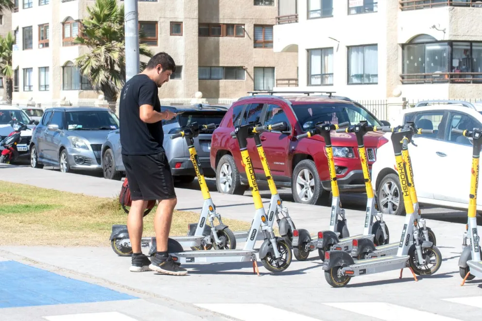 scooters-electricos:-proyecto-busca-exigir-licencia,-seguro-y-mayoria-de-edad