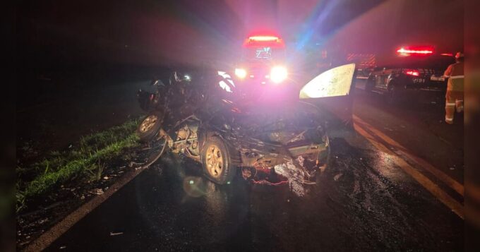 acidente-entre-carro-e-caminhoes-deixa-vitima-em-estado-grave-e-bloqueia-rodovia-em-apucarana