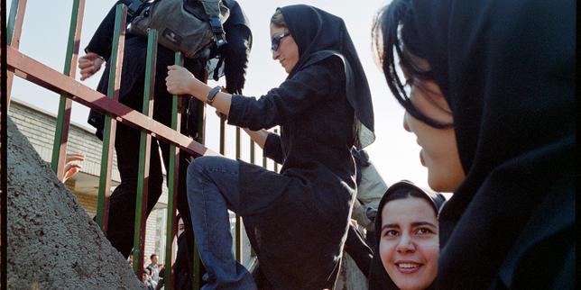 « en-iran,-il-y-a-enormement-de-jeunes-qui-avancent.-ils-aiment-la-vie-et-ils-se-battent-pour-elle » :-les-souffles-persans-de-la-photographe-iranienne-newsha-tavakolian