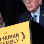 etats-unis :-face-aux-risques-incontroles-de-l’ia,-la-figure-de-la-gauche-bernie-sanders-et-l’imprecateur-maga-steve-bannon-affichent-leur-convergence