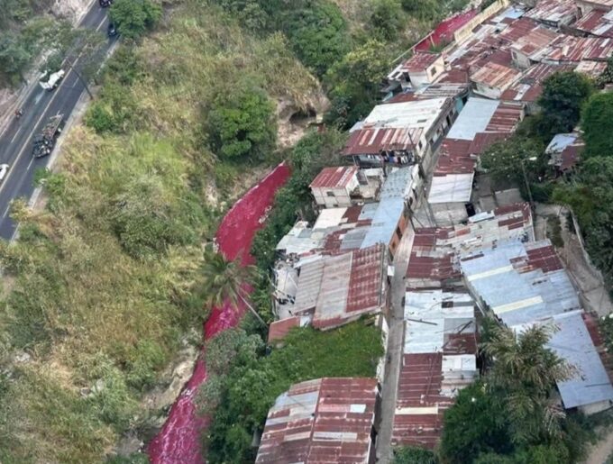 marn-remite-muestra-del-liquido-rojizo-del-rio-las-vacas-a-laboratorio-para-analizar-su-origen