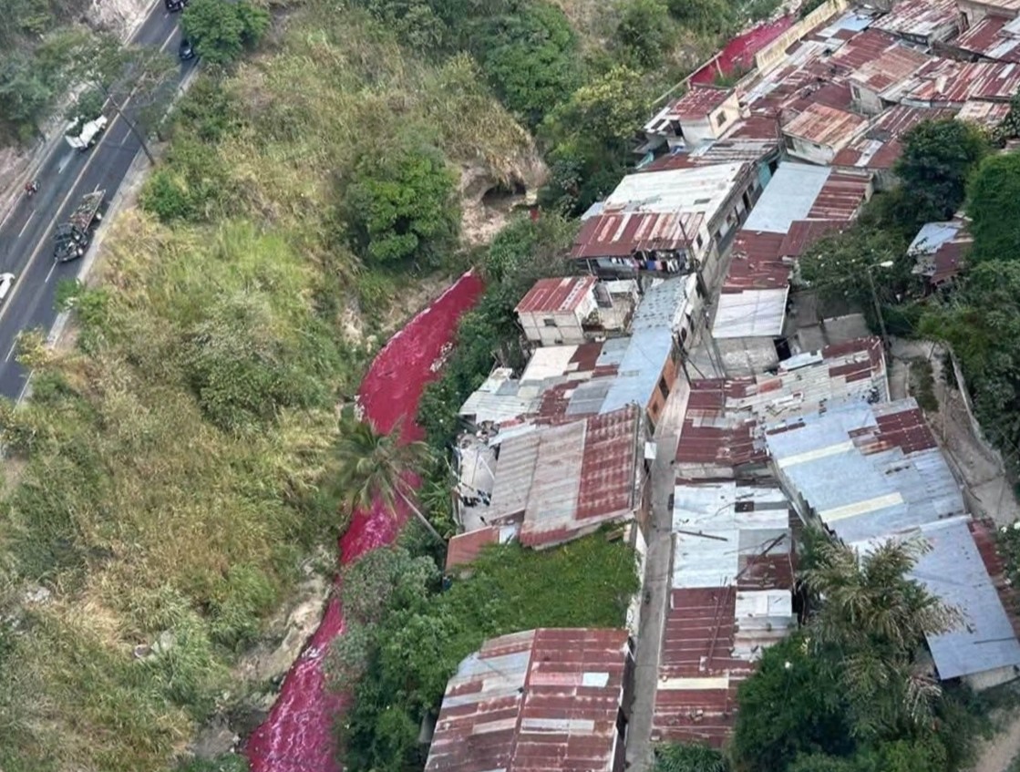 marn-remite-muestra-del-liquido-rojizo-del-rio-las-vacas-a-laboratorio-para-analizar-su-origen