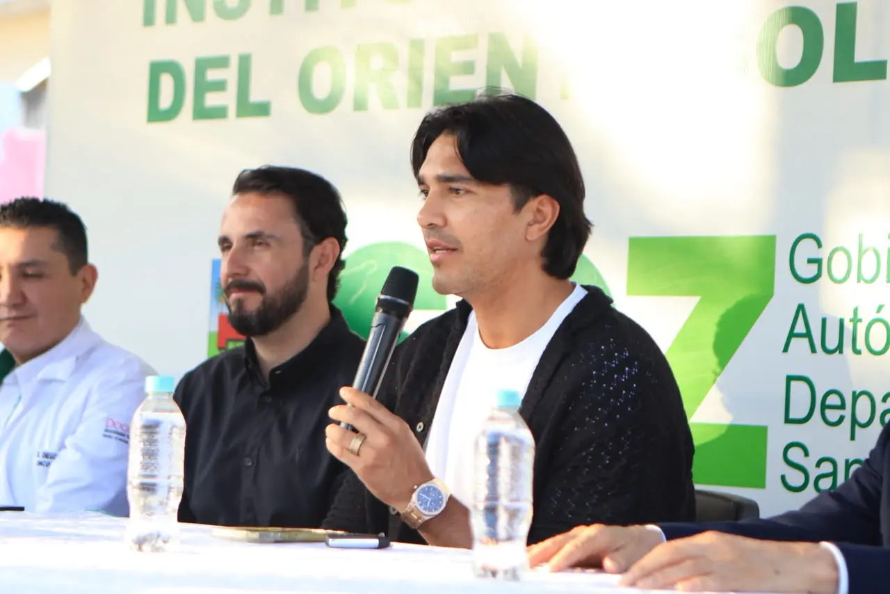 marcelo-martins-dona-$us-50.000-en-medicamentos-al-oncologico
