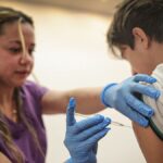salud-publica-comienza-este-miercoles-vacunacion-en-liceos-contra-el-menigococo:-tambien-da-otras-inoculaciones-que-le-falten-a-los-estudiantes
