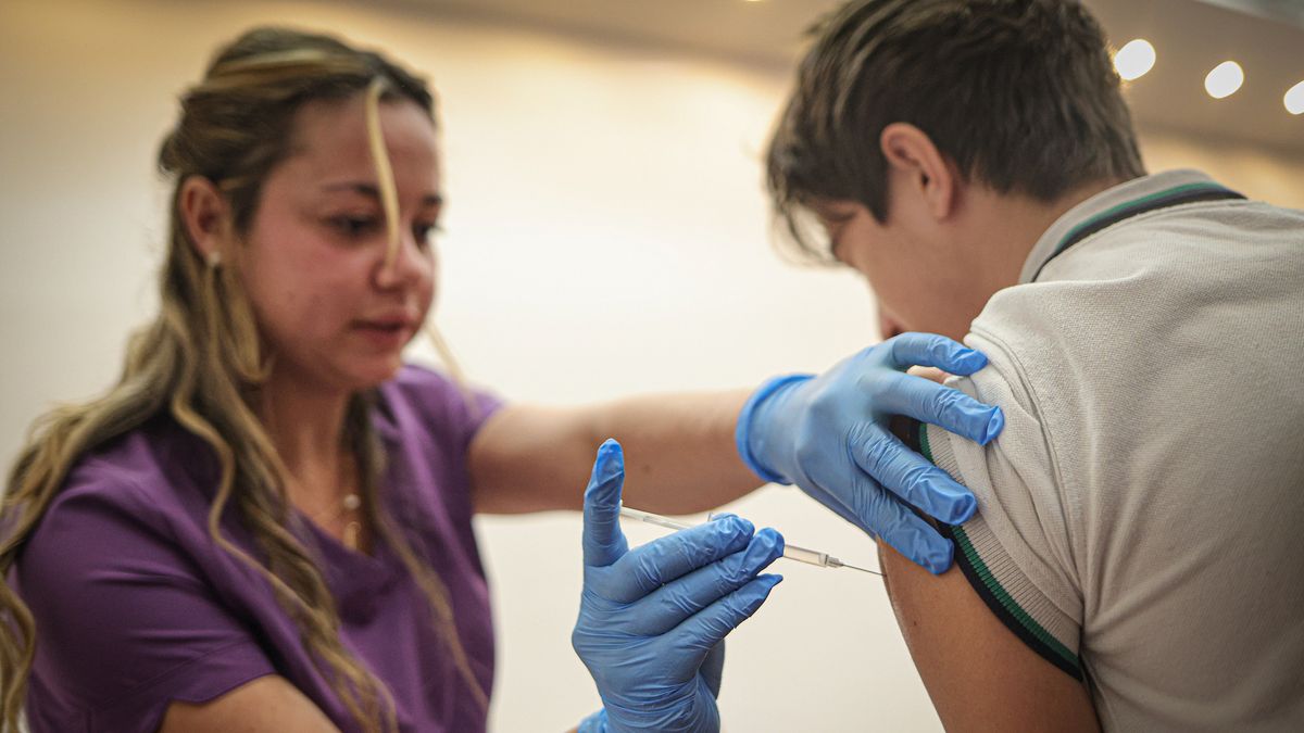 salud-publica-comienza-este-miercoles-vacunacion-en-liceos-contra-el-menigococo:-tambien-da-otras-inoculaciones-que-le-falten-a-los-estudiantes