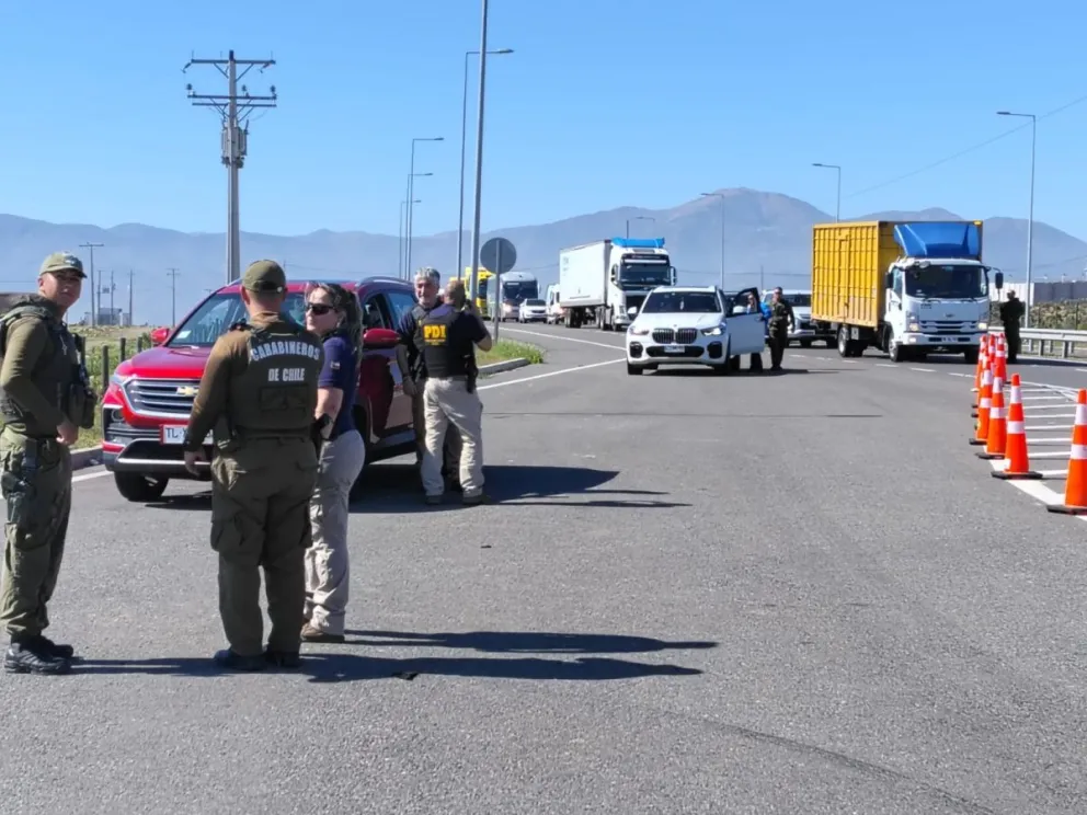 pdi-realiza-fiscalizaciones-a-extranjeros-en-la-ruta-5-norte