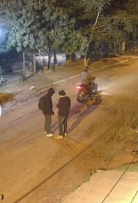asaltado-y-obligado-a-desbloquear-su-lelu