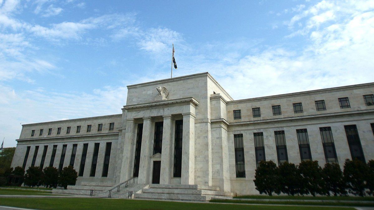 la-fed-subio-las-tasas-por-primera-vez-desde-2023-por-la-suba-de-los-precios-internacionales-del-petroleo
