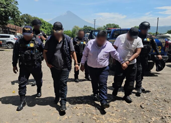 vestidos-como-investigadores-de-la-pnc,-presuntos-secuestradores-son-capturados-en-escuintla