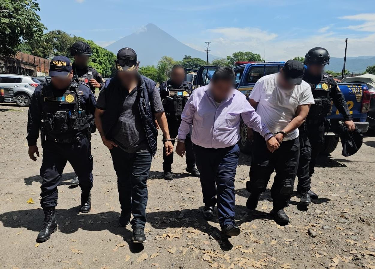 vestidos-como-investigadores-de-la-pnc,-presuntos-secuestradores-son-capturados-en-escuintla