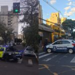 transito-no-centro-de-apucarana-sofre-bloqueio-para-manutencao-de-poste-danificado-apos-acidente