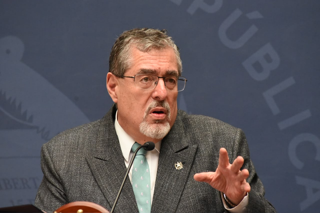 «datos,-no-opinion»:-arevalo-cuestiona-sondeo-que-lo-ubica-en-ultimo-lugar-entre-presidentes-de-latinoamerica
