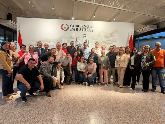 santiago-pena-anuncia-reajuste-salarial-para-docentes