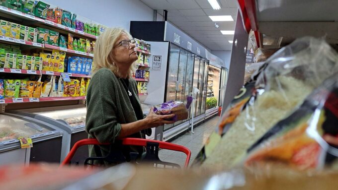 el-consumo-masivo-cayo-4,9%-interanual-en-agosto-y-encadeno-una-racha-negativa-de-nueve-meses