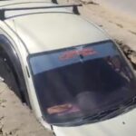 susto-en-luque:-conductora-salvada-por-bomberos-tras-caer-a-un-desague