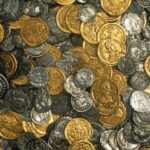 un-granjero-perdio-su-martillo-en-el-campo-y-fue-a-buscarlo-con-un-detector-de-metales:-en-su-lugar-encontro-15.000-monedas-romanas,-joyas-de-oro-y-vajilla-de-plata