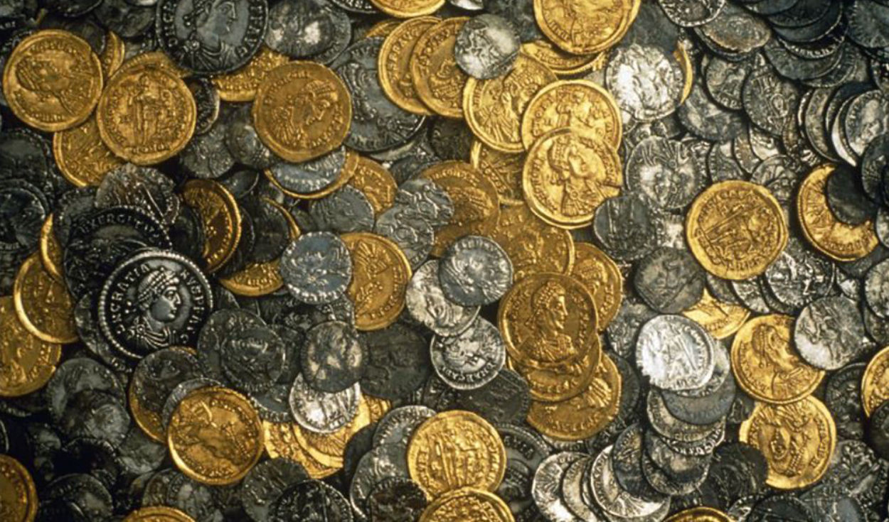 un-granjero-perdio-su-martillo-en-el-campo-y-fue-a-buscarlo-con-un-detector-de-metales:-en-su-lugar-encontro-15.000-monedas-romanas,-joyas-de-oro-y-vajilla-de-plata
