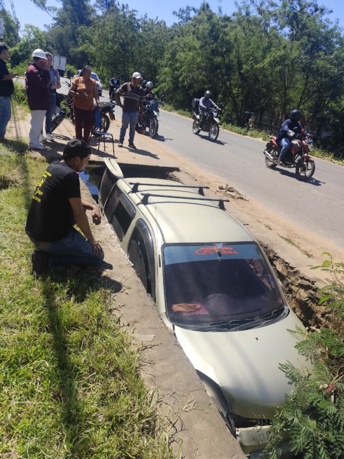 dona-se-llevo-el-susto-de-vida-tras-caer-a-una-cuneta-en-luque