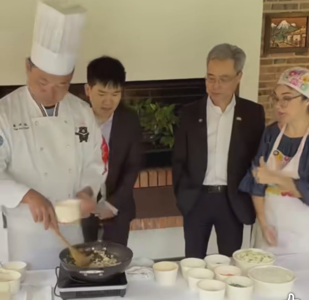 (video)-emi-baez-aprendio-a-preparar-comida-china