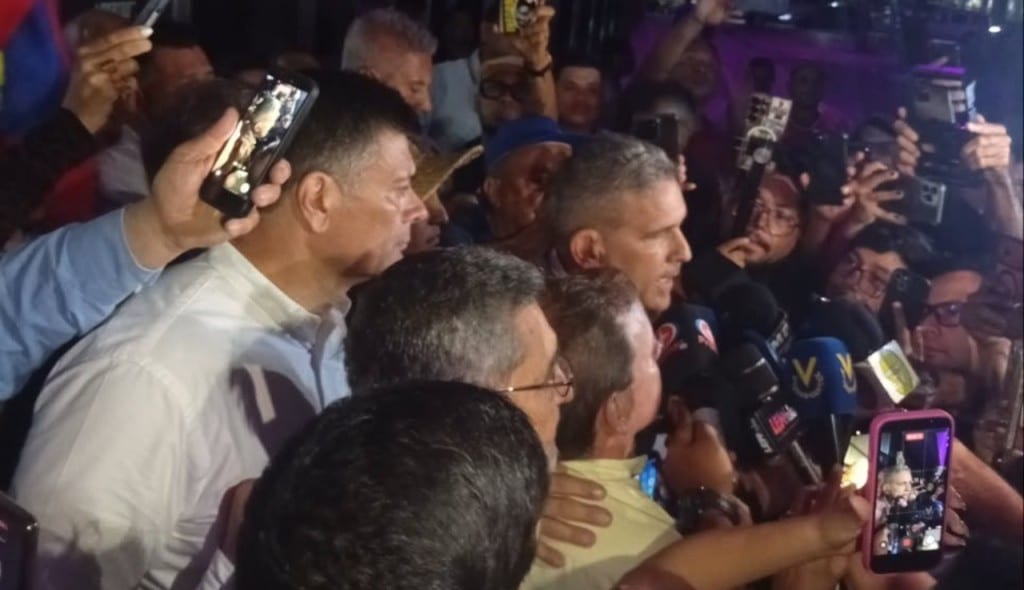 javier-oropeza-al-salir-del-tribunal:-seguimos,-no-nos-doblegan