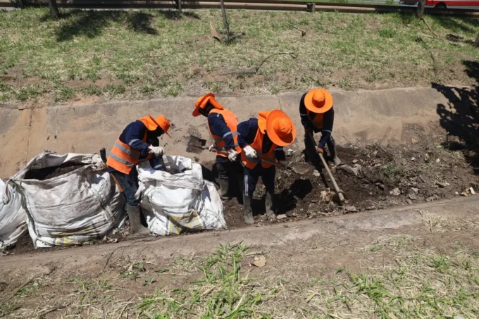 avanza-la-limpieza-de-canales-en-diferentes-sectores-de-la-capital-crucena