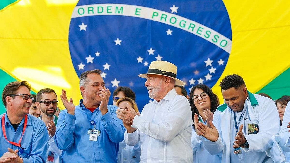 lula-aumenta-un-15%-en-la-asistencia-social-con-“bolsa-familia”,-en-antesala-de-la-gran-disputa-electoral