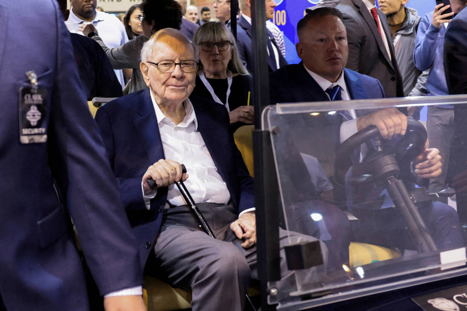 acoes-da-berkshire-caem-nesta-sexta-apos-anuncio-da-saida-de-warren-buffett-da-presidencia-do-conselho