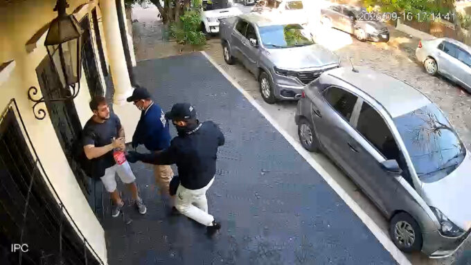 falsos-polis-asaltan-a-joven-que-llevaba-dinero-tras-cambiar-cheque