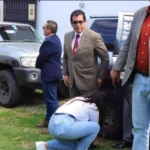 como-evo,-presidente-de-diputados-se-hace-amarrar-los-zapatos 
