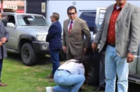 como-evo,-presidente-de-diputados-se-hace-amarrar-los-zapatos 