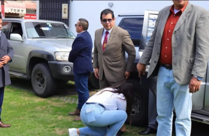 como-evo,-presidente-de-diputados-se-hace-amarrar-los-zapatos 