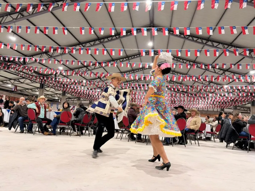 olla-de-caldera-da-el-vamos-a-su-tradicional-pampilla-con-cuecas,-gastronomia-y-musica-en-vivo