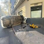 taxi-volco-tras-accidente-de-transito-en-el-centro-de-montevideo:-pasajera-fue-rescatadas-por-bomberos