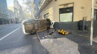 taxi-volco-tras-accidente-de-transito-en-el-centro-de-montevideo:-pasajera-fue-rescatadas-por-bomberos
