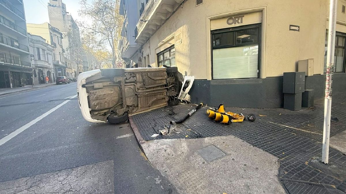 taxi-volco-tras-accidente-de-transito-en-el-centro-de-montevideo:-pasajera-fue-rescatadas-por-bomberos