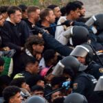 las-imagenes-de-la-tension-durante-el-intento-de-desalojo-de-miles-de-migrantes-de-las-playas-de-ceuta