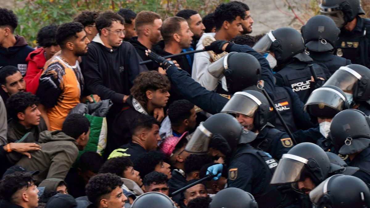 las-imagenes-de-la-tension-durante-el-intento-de-desalojo-de-miles-de-migrantes-de-las-playas-de-ceuta