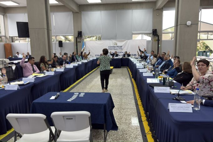 comisionado-victor-alvarez-cuestiona-calificacion-de-aspirante-en-medio-de-votacion,-generando-conflicto-en-la-comision