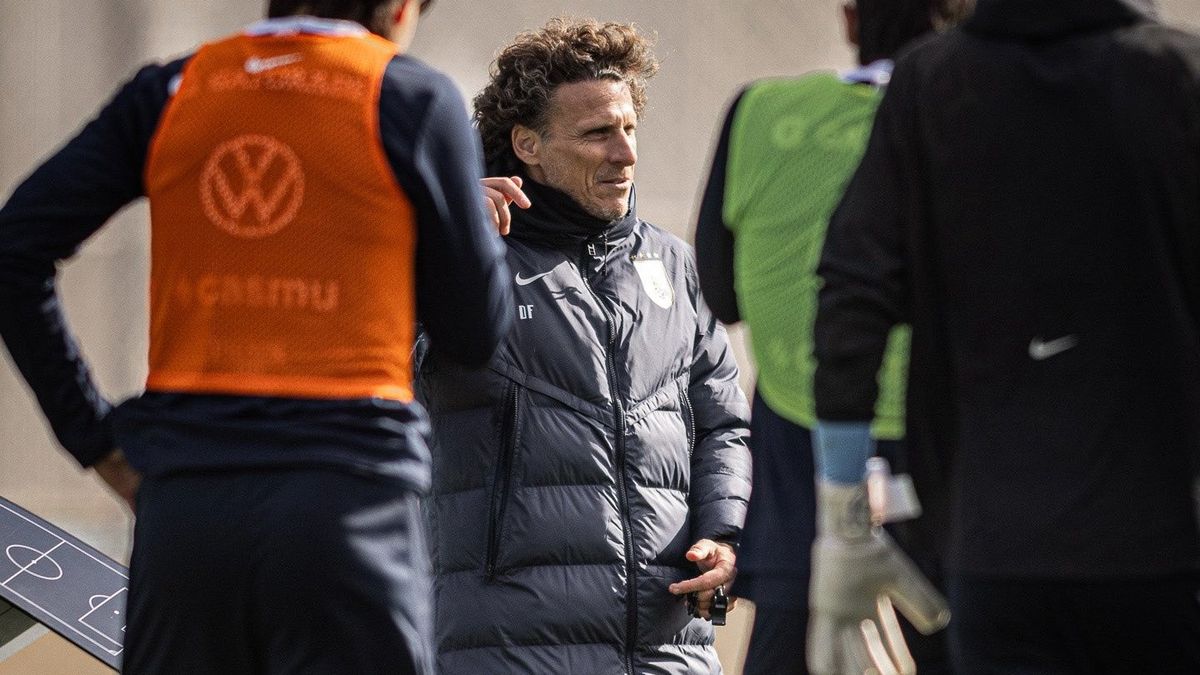diego-forlan-llega-a-japon-y-afronta-su-primer-desafio-con-la-seleccion-uruguaya-en-el-estreno-de-la-gira-por-asia