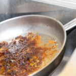 conheca-os-truques-de-chef-para-evitar-que-a-comida-grude-na-panela