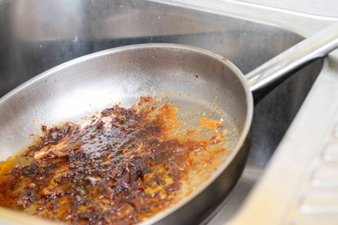 conheca-os-truques-de-chef-para-evitar-que-a-comida-grude-na-panela